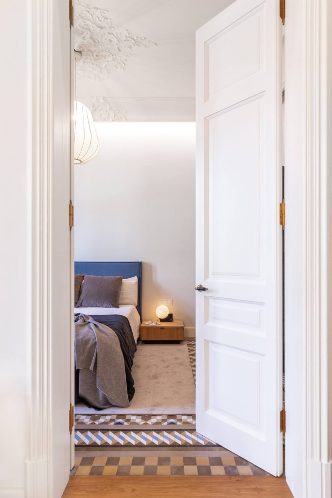 Karakteristieke slaapkamer met authentieke patroontegels en houten meubels Karakteristieke slaapkamer met authentieke patroontegels en houten meubels