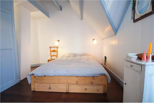 Karakteristieke slaapkamer met vliering Karakteristieke slaapkamer met vliering