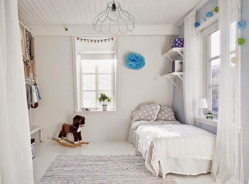Kinderkamer met open inloopkast Kinderkamer met open inloopkast