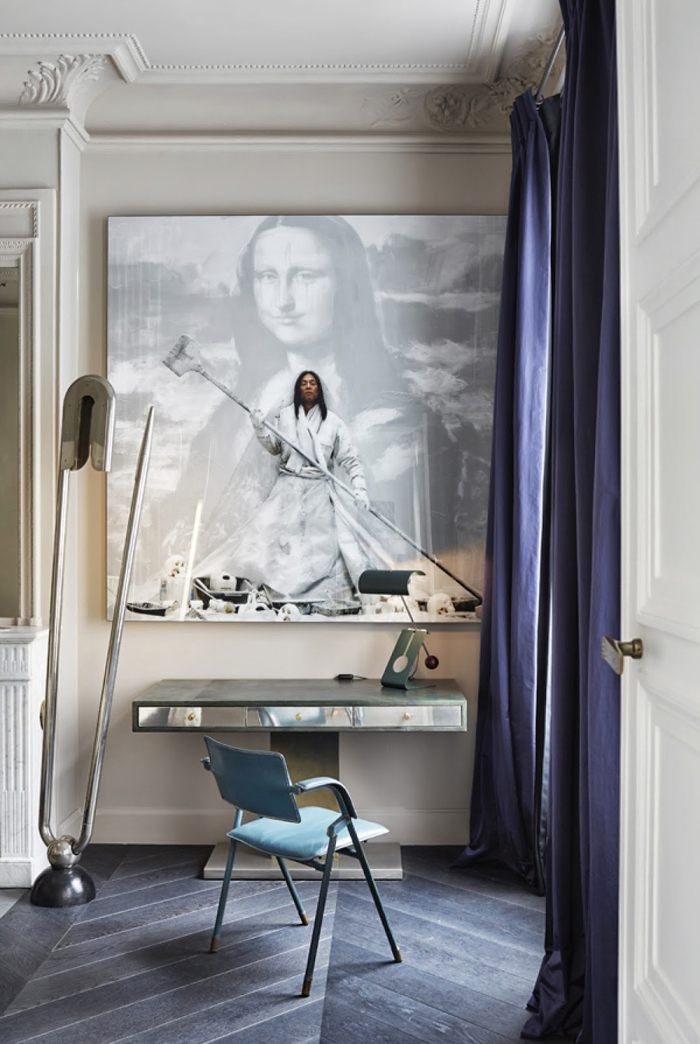 Klassiek, luxe, en super stijlvol ingerichte slaapkamer met inloopkast