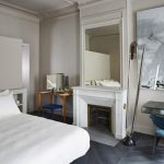 Klassiek, luxe, en super stijlvol ingerichte slaapkamer met inloopkast