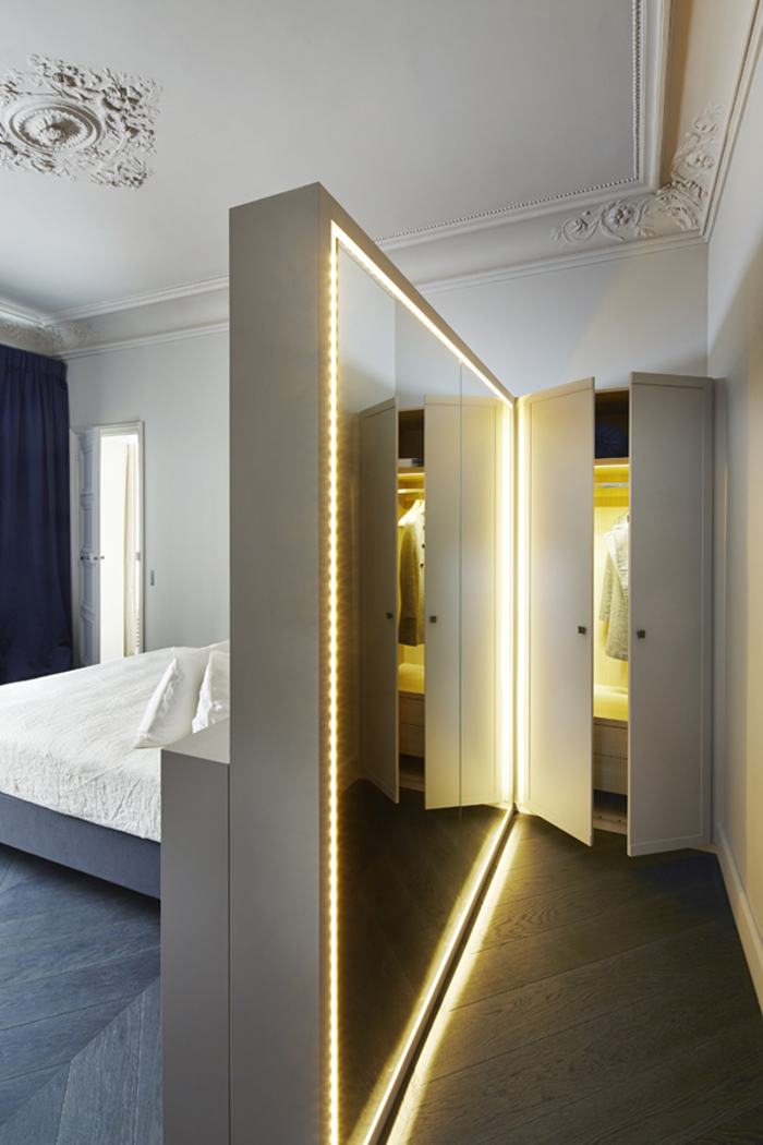 Klassiek, luxe, en super stijlvol ingerichte slaapkamer met inloopkast