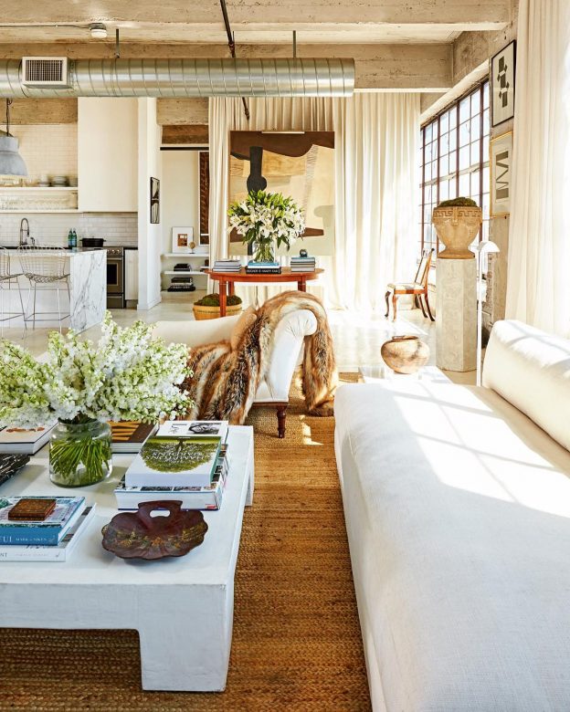 Klassieke industriële slaapkamer met gordijnen als scheidingswand Klassieke industriële slaapkamer met gordijnen als scheidingswand