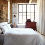 Klassieke industriële slaapkamer met gordijnen als scheidingswand