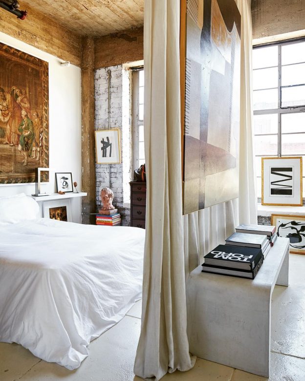 Klassieke industriële slaapkamer met gordijnen als scheidingswand