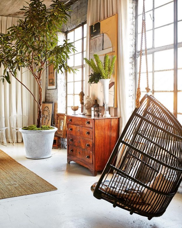 Klassieke industriële slaapkamer met gordijnen als scheidingswand Klassieke industriële slaapkamer met gordijnen als scheidingswand