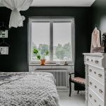 Klassieke sfeer in slaapkamer met zwarte muren