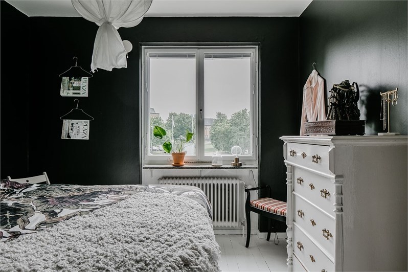 Klassieke sfeer in slaapkamer met zwarte muren