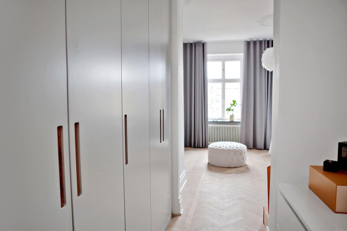 Klassieke slaapkamer met open inloopkast Klassieke slaapkamer met open inloopkast