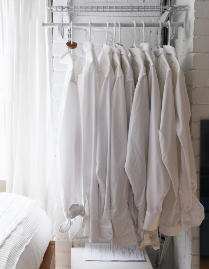 kledingrek-witte-shirts-slaapkamer kledingrek-witte-shirts-slaapkamer