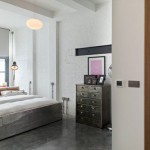 Kleine open slaapkamer met industrieel ontwerp