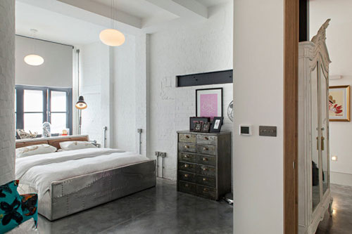 Kleine open slaapkamer met industrieel ontwerp
