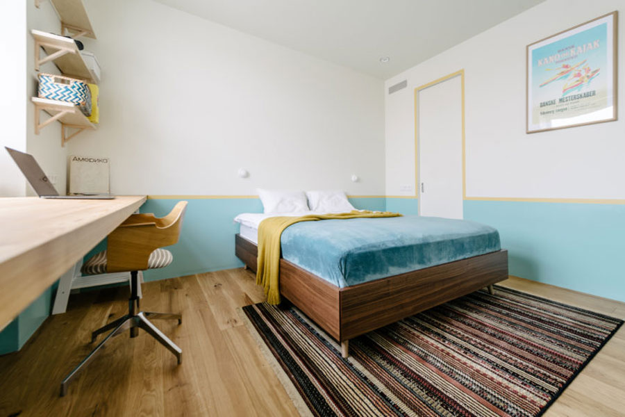 Kleurrijke Scandinavische slaapkamer in Rusland Kleurrijke Scandinavische slaapkamer in Rusland