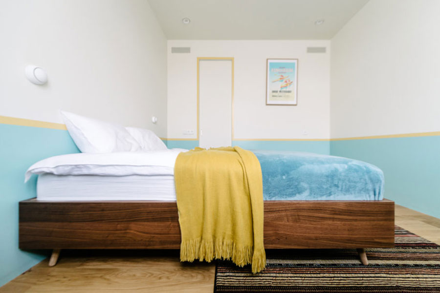 Kleurrijke Scandinavische slaapkamer in Rusland Kleurrijke Scandinavische slaapkamer in Rusland