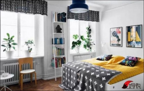 Kleurrijke slaapkamer van klein appartement Kleurrijke slaapkamer van klein appartement