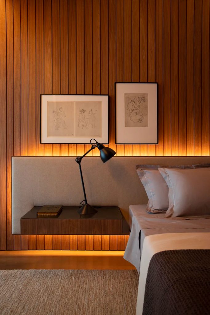 Deze super mooie en luxe slaapkamer met led-strip achter het hoofdbord is ontworpen door studio MK27. | Fotografie: andré klotz