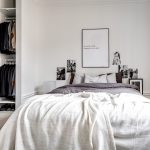 Leuke Scandinavische slaapkamer met de perfecte open inloopkast