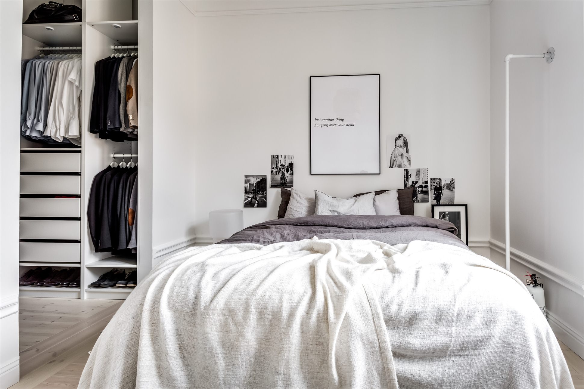 Leuke Scandinavische slaapkamer met de perfecte open inloopkast