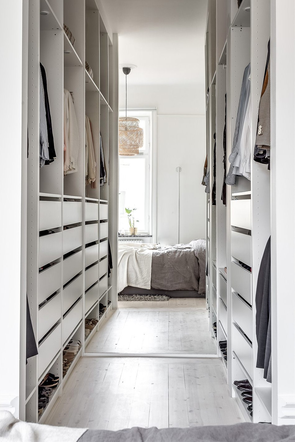 Leuke Scandinavische slaapkamer met de perfecte open inloopkast Leuke Scandinavische slaapkamer met de perfecte open inloopkast