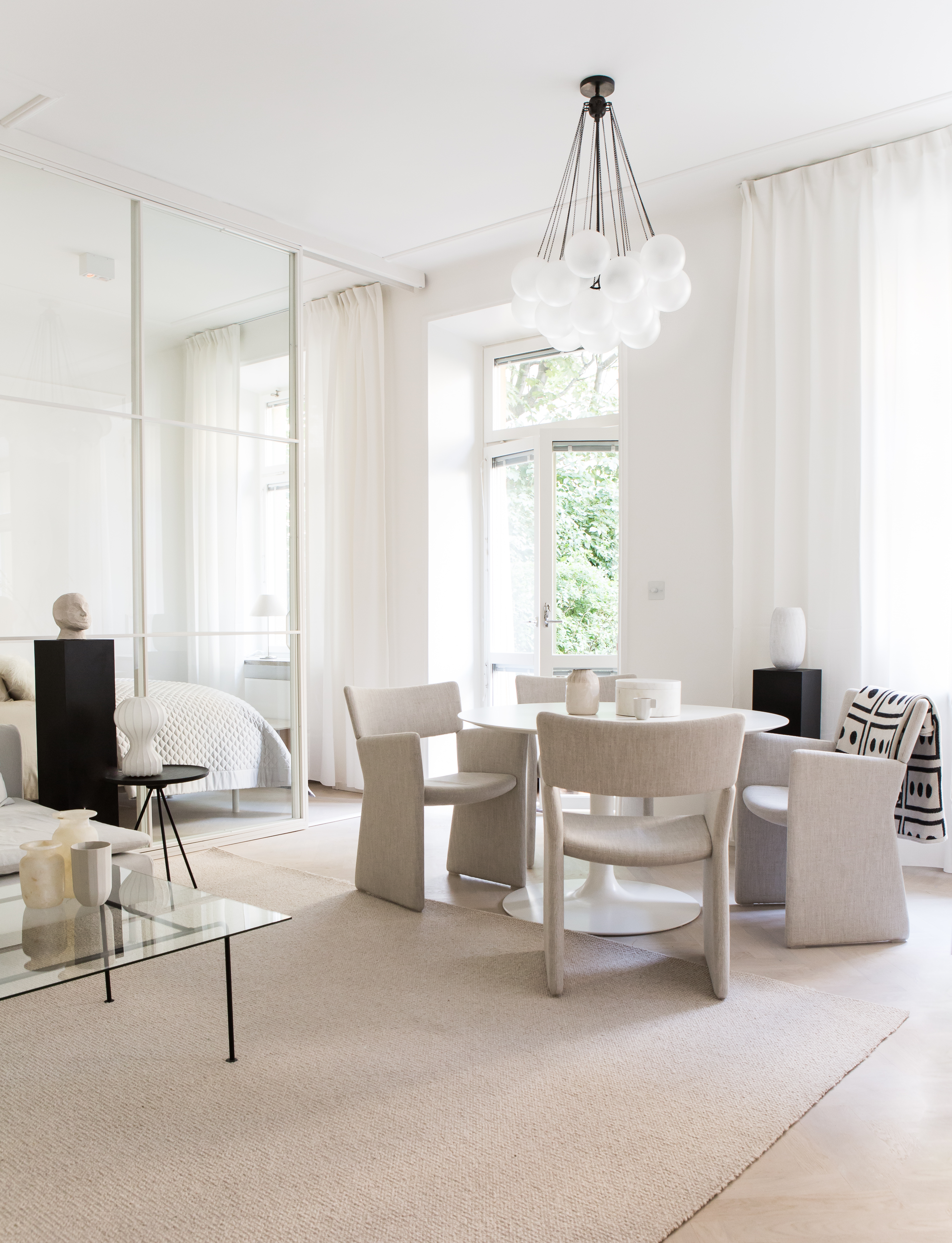 Lichte minimalistische slaapkamer uit Zweden