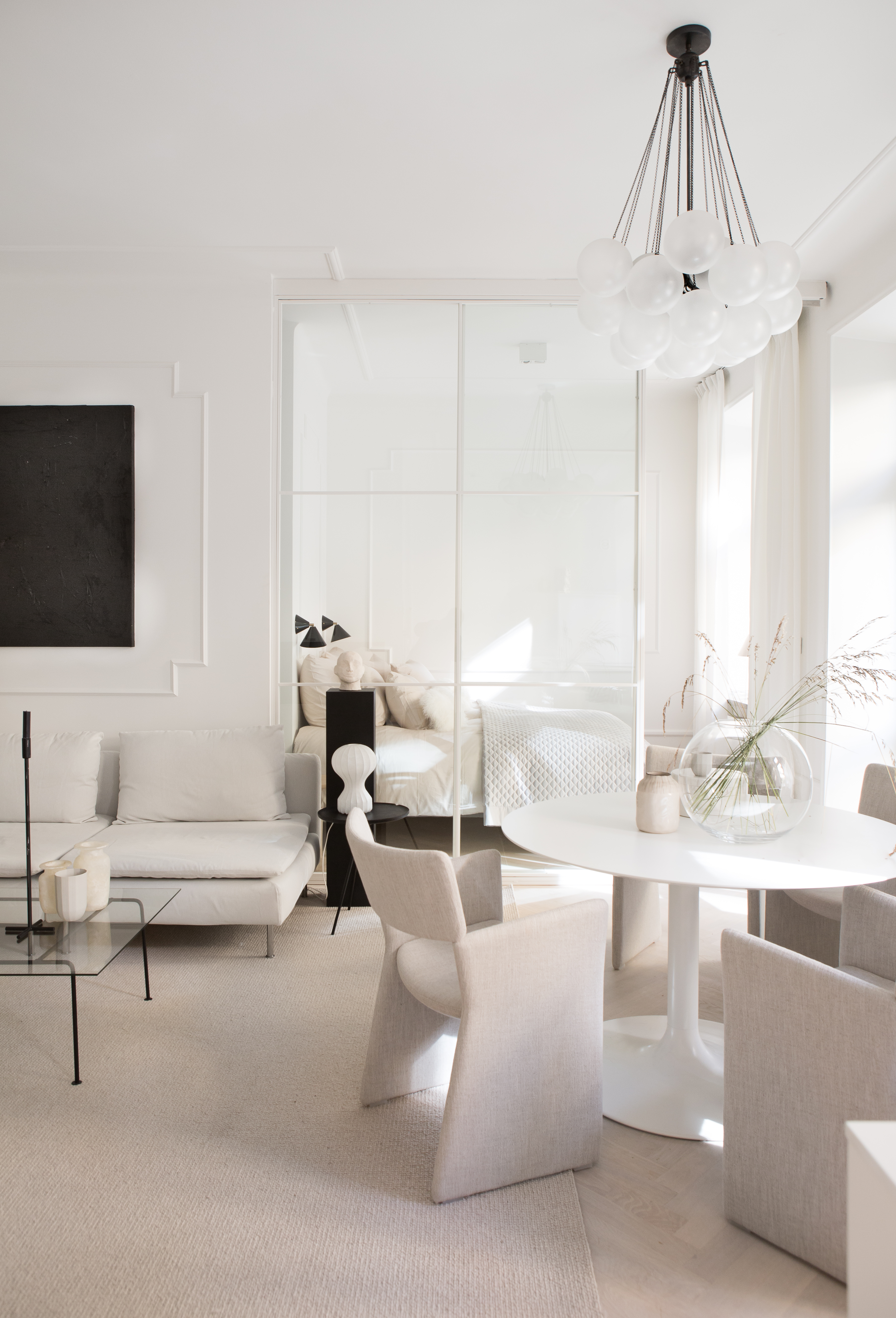 Lichte minimalistische slaapkamer uit Zweden