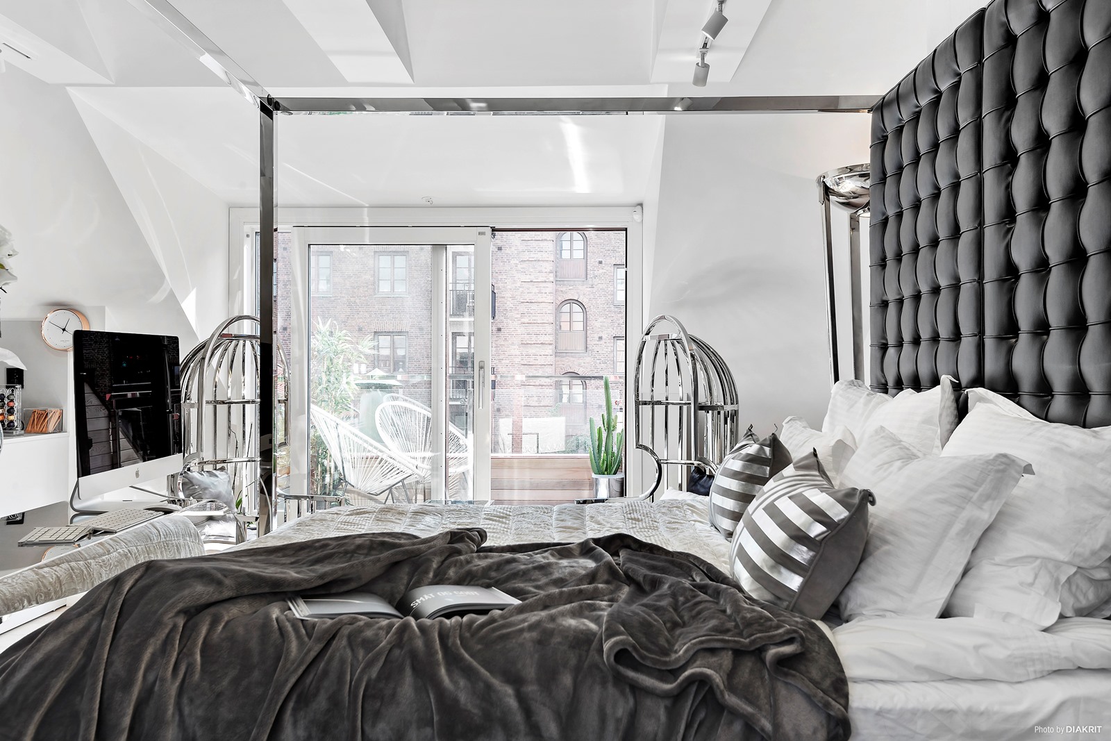 Luxe klassieke slaapkamer in een Scandinavisch appartement