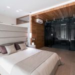 Luxe slaapkamer met glazen inloopkast