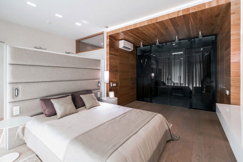 Luxe slaapkamer met glazen inloopkast