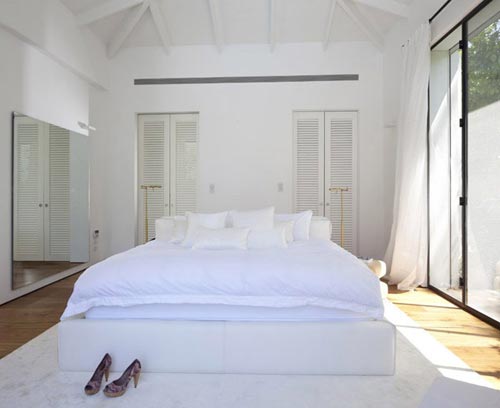 Luxe slaapkamer met toegang tot tuin zwembad Luxe slaapkamer met toegang tot tuin zwembad