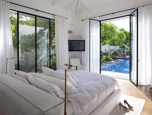 Luxe slaapkamer met toegang tot tuin zwembad Luxe slaapkamer met toegang tot tuin zwembad