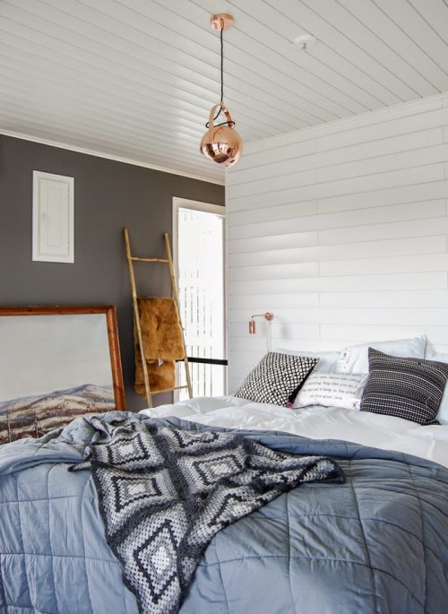 Materialen mix in een landelijke slaapkamer Materialen mix in een landelijke slaapkamer
