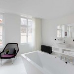 Minimalistisch witte slaapkamer van Zenden hotel