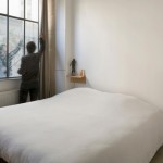 Minimalistische industriële slaapkamer in Franse loft
