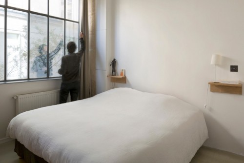 Minimalistische industriële slaapkamer in Franse loft Minimalistische industriële slaapkamer in Franse loft