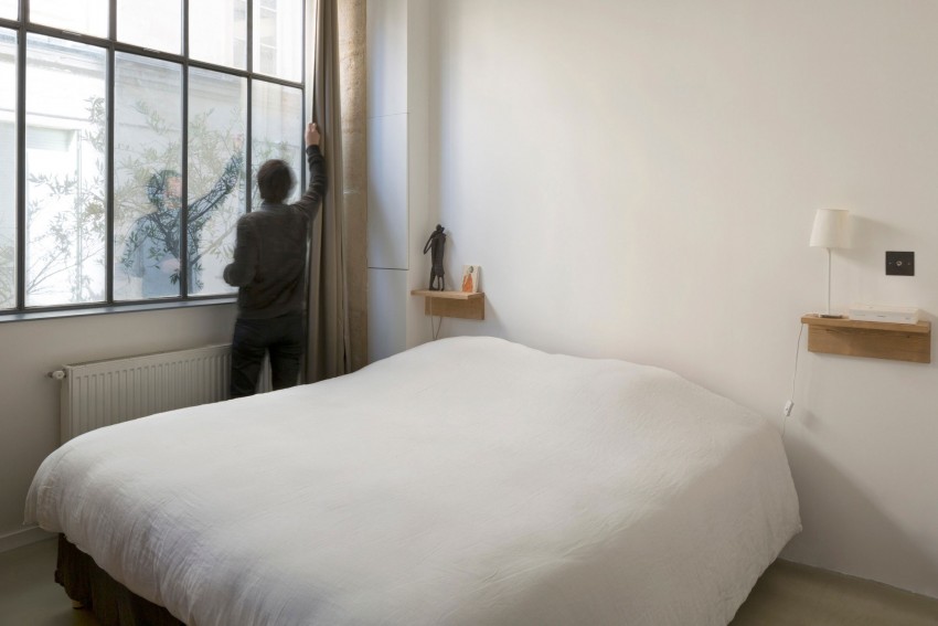 Minimalistische industriële slaapkamer in Franse loft