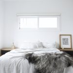 Minimalistische lichte slaapkamer door Amee Allsop