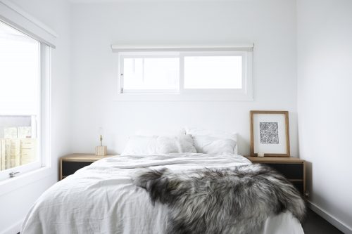 Minimalistische lichte slaapkamer door Amee Allsop