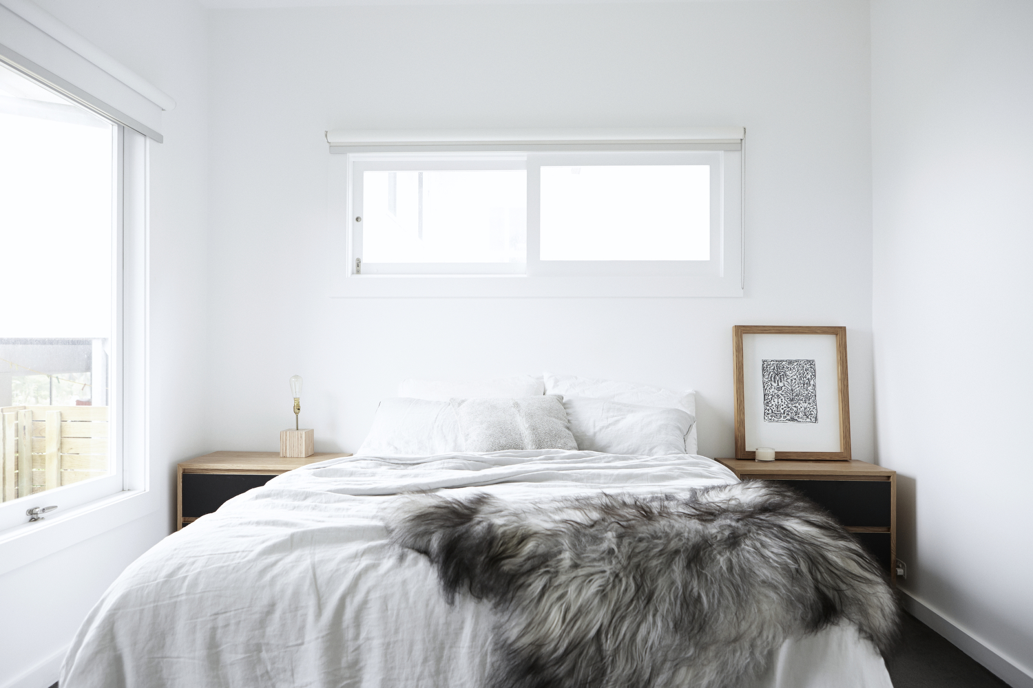 Minimalistische lichte slaapkamer door Amee Allsop Minimalistische lichte slaapkamer door Amee Allsop