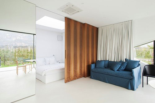 Minimalistische slaapkamer met dikke houten schuifdeuren Minimalistische slaapkamer met dikke houten schuifdeuren