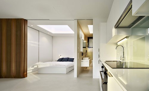 Minimalistische slaapkamer met dikke houten schuifdeuren Minimalistische slaapkamer met dikke houten schuifdeuren