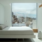 Minimalistische slaapkamer met ensuite badkamer
