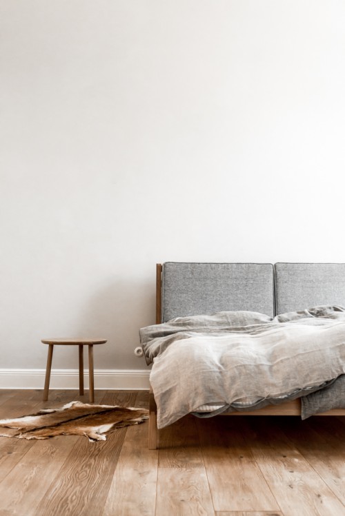 Minimalistische slaapkamer met hout