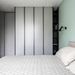 Minimalistische slaapkamer met visgraat vloer en mintgroene muren