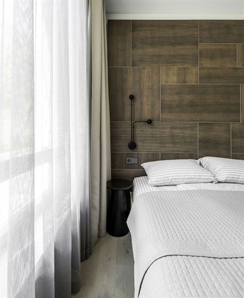 Modern en warm ontwerp voor slaapkamer van klein appartement van 40m2