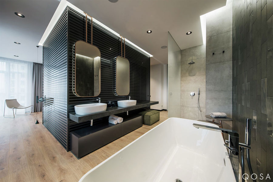 Modern slaapkamer ontwerp met half open badkamer door IQOSA