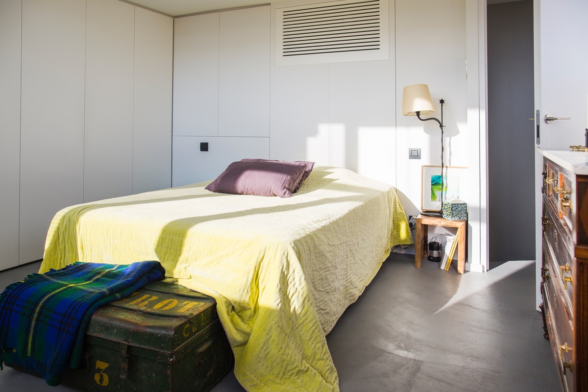 Moderne eclectische slaapkamer met vide badkamer