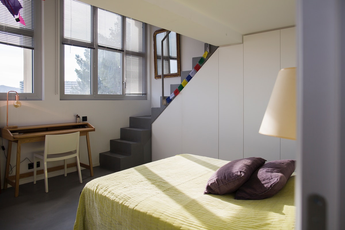 Moderne eclectische slaapkamer met vide badkamer Moderne eclectische slaapkamer met vide badkamer