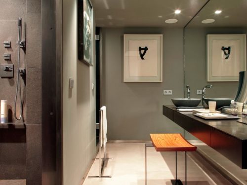 Moderne industriële slaapkamer met oen kledingkast Moderne industriële slaapkamer met oen kledingkast