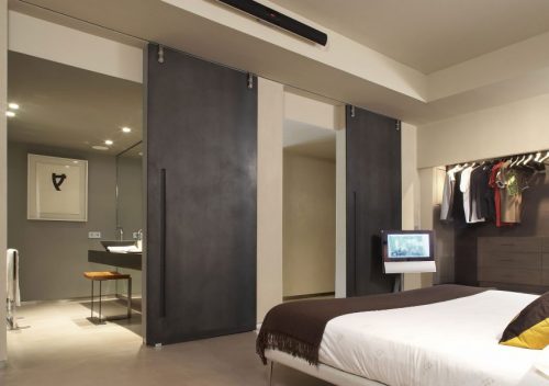 Moderne industriële slaapkamer met oen kledingkast