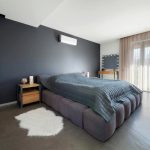 Moderne industriële slaapkamer van loft woning